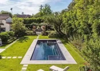 A Mansão Histórica de Ozzy Osbourne e Seu Impressionante Patrimônio