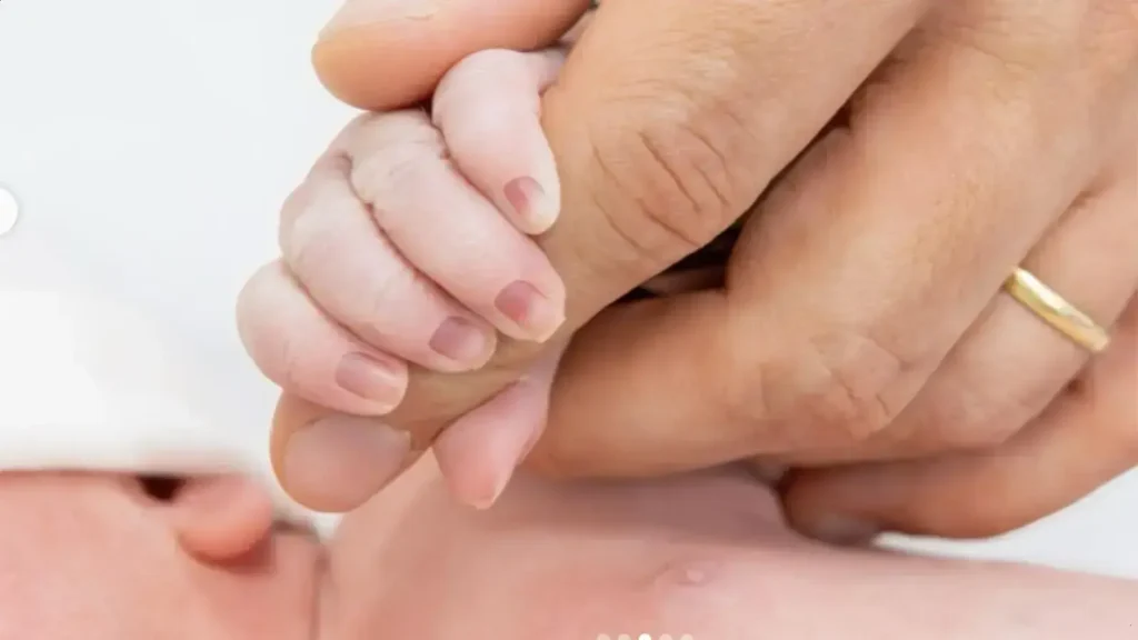 Alessandro Jodar celebra o nascimento de sua primeira filha, Alice