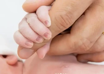 Alessandro Jodar celebra o nascimento de sua primeira filha, Alice