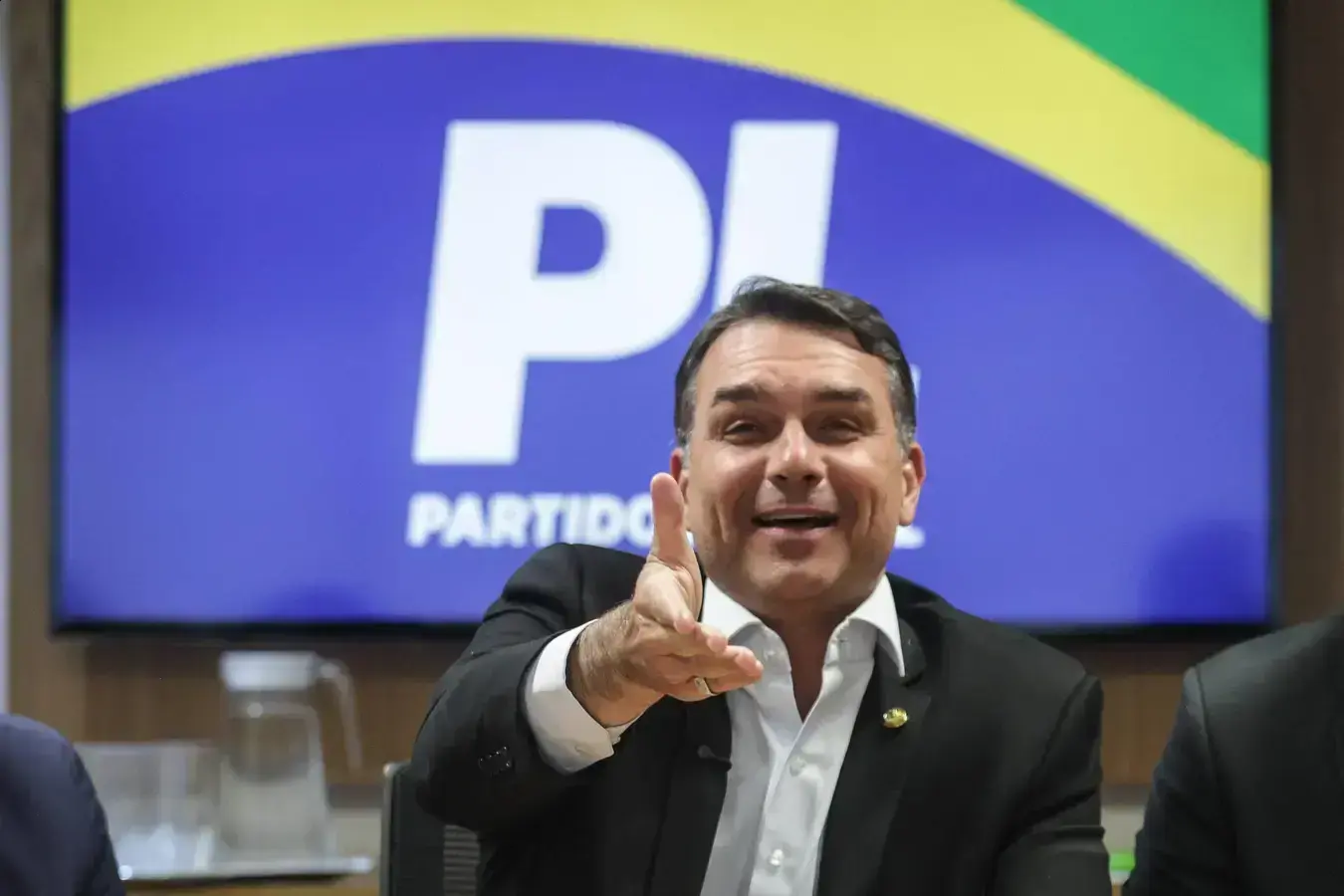 Aliados de Raquel Lyra rejeitam parceria com Flávio Bolsonaro em Pernambuco