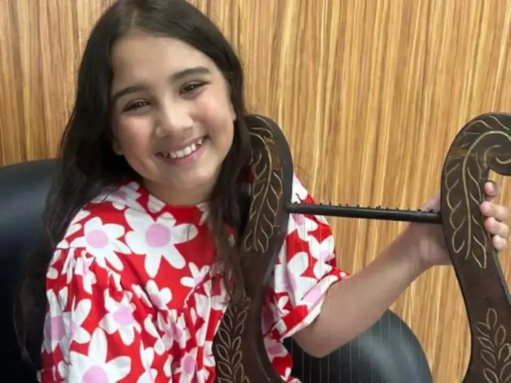 Alice Monteiro grava cenas externas de Ben-Hur após aprender a tocar harpa