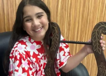 Alice Monteiro grava cenas externas de Ben-Hur após aprender a tocar harpa