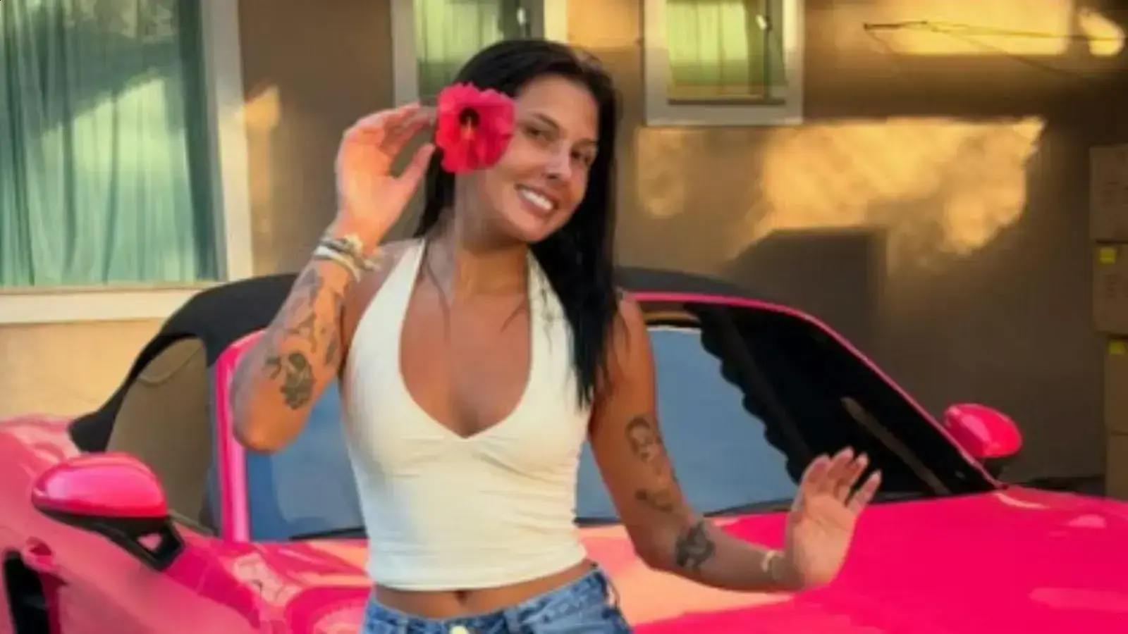 Ana Castela posa com Porsche rosa 718: Boxster GTS 4.0, preço surpreende