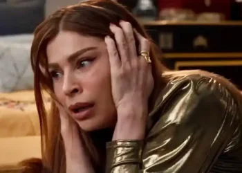 Após o flagrante com amante, Arminda é humilhada e expulsa em Três Graças