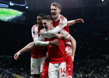Arsenal goleia Tottenham e se destaca na liderança da Premier League