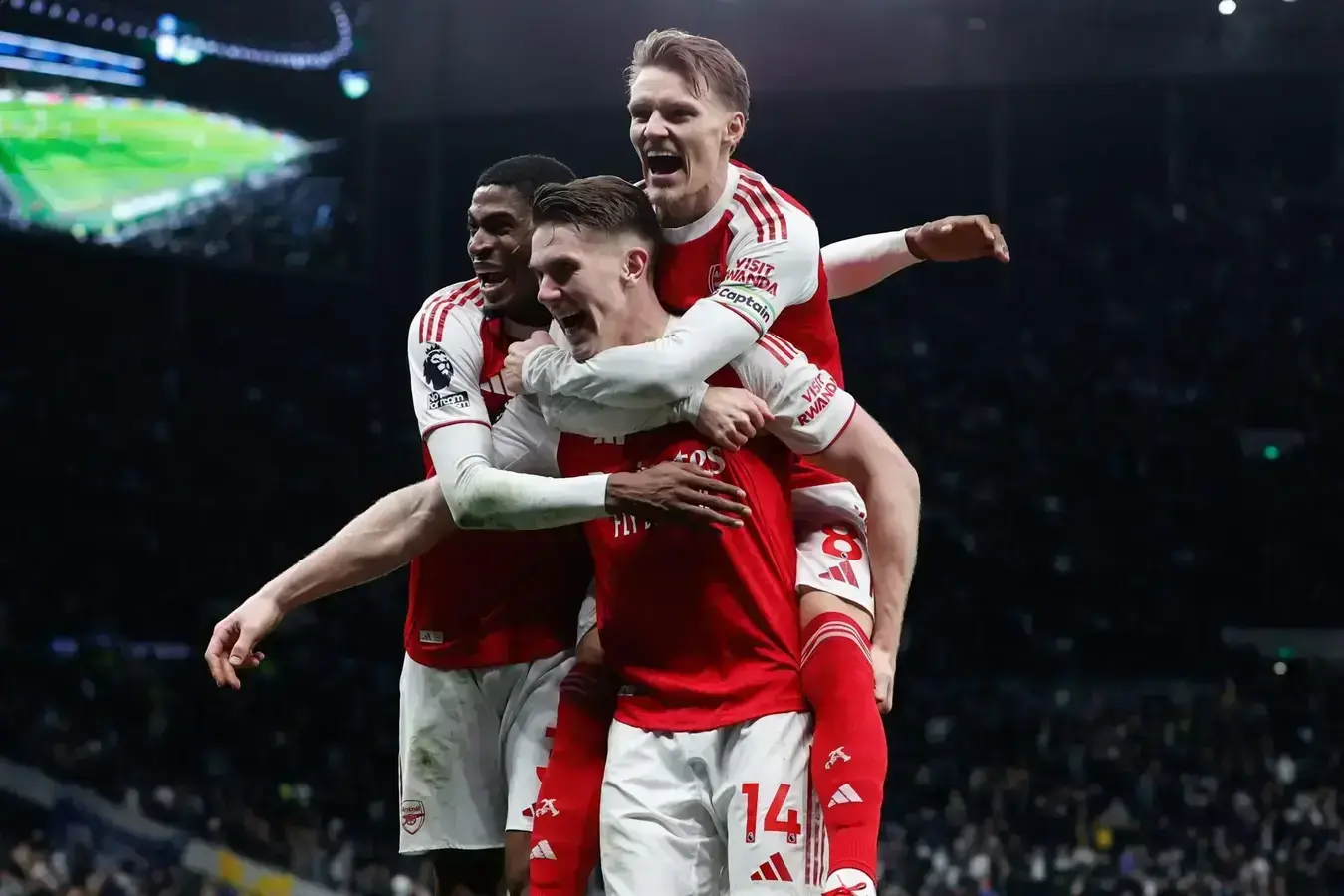 Arsenal goleia Tottenham e se destaca na liderança da Premier League