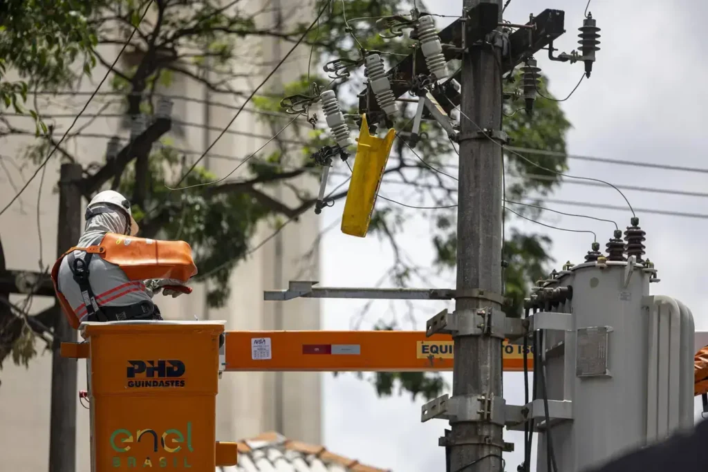 Aumento de colisões com postes afeta fornecimento de energia em SP