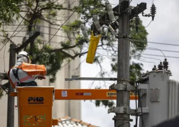 Aumento de colisões com postes afeta fornecimento de energia em SP