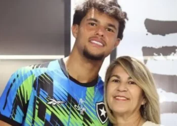 Bruninho Samudio assina primeiro contrato profissional com o Botafogo
