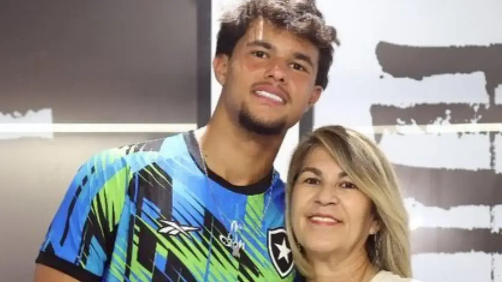 Bruninho Samudio assina primeiro contrato profissional com o Botafogo