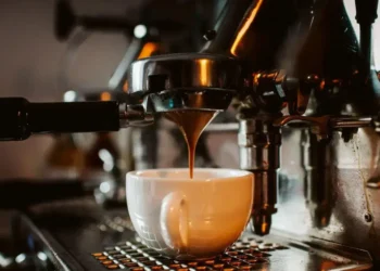 Cafeteiras expresso: guia com 7 modelos ideais para preparar café em casa
