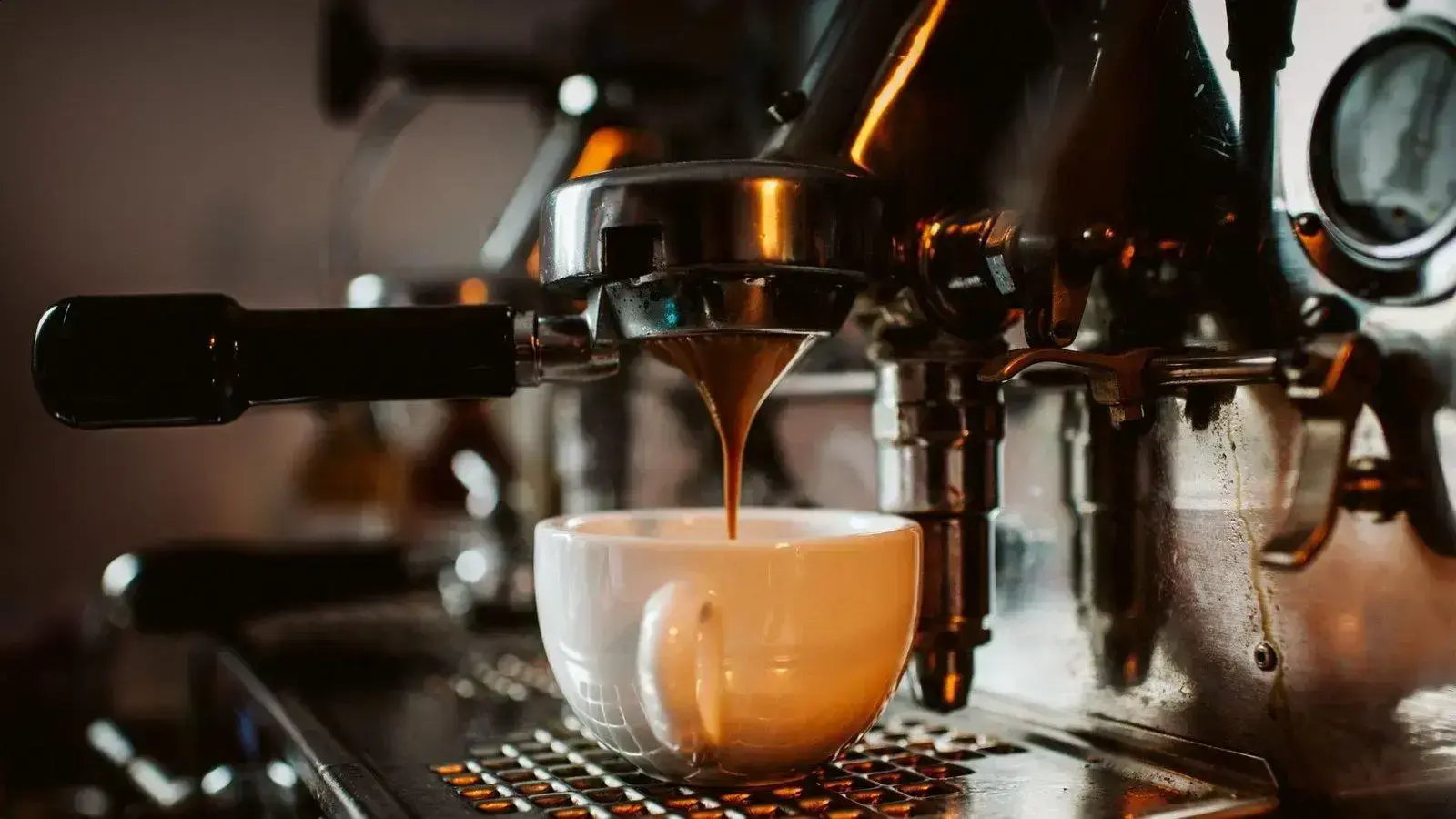 Cafeteiras expresso: guia com 7 modelos ideais para preparar café em casa
