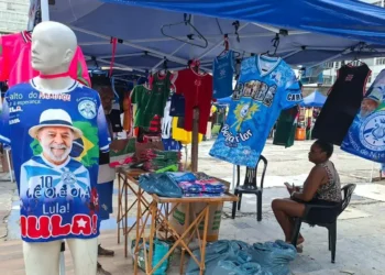 Camisetas com rosto de Lula impulsionam escola estreante no Carnaval