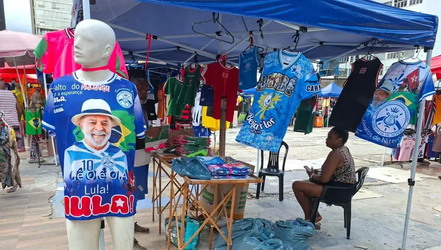Camisetas com rosto de Lula impulsionam escola estreante no Carnaval