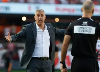 Campo esburacado em Cotia irrita Crespo e adianta volta à Barra Funda