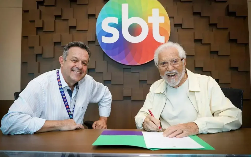 Carlos Alberto de Nóbrega renova contrato com o SBT aos 89 anos