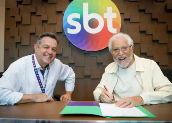 Carlos Alberto de Nóbrega renova contrato com o SBT aos 89 anos