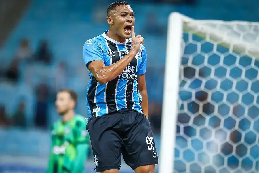 Carlos Vinícius brilha como artilheiro do futebol brasileiro em 2026