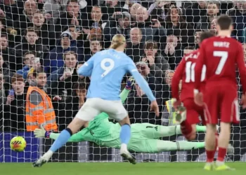 City vira nos acréscimos em Anfield e mantém perseguição ao Arsenal