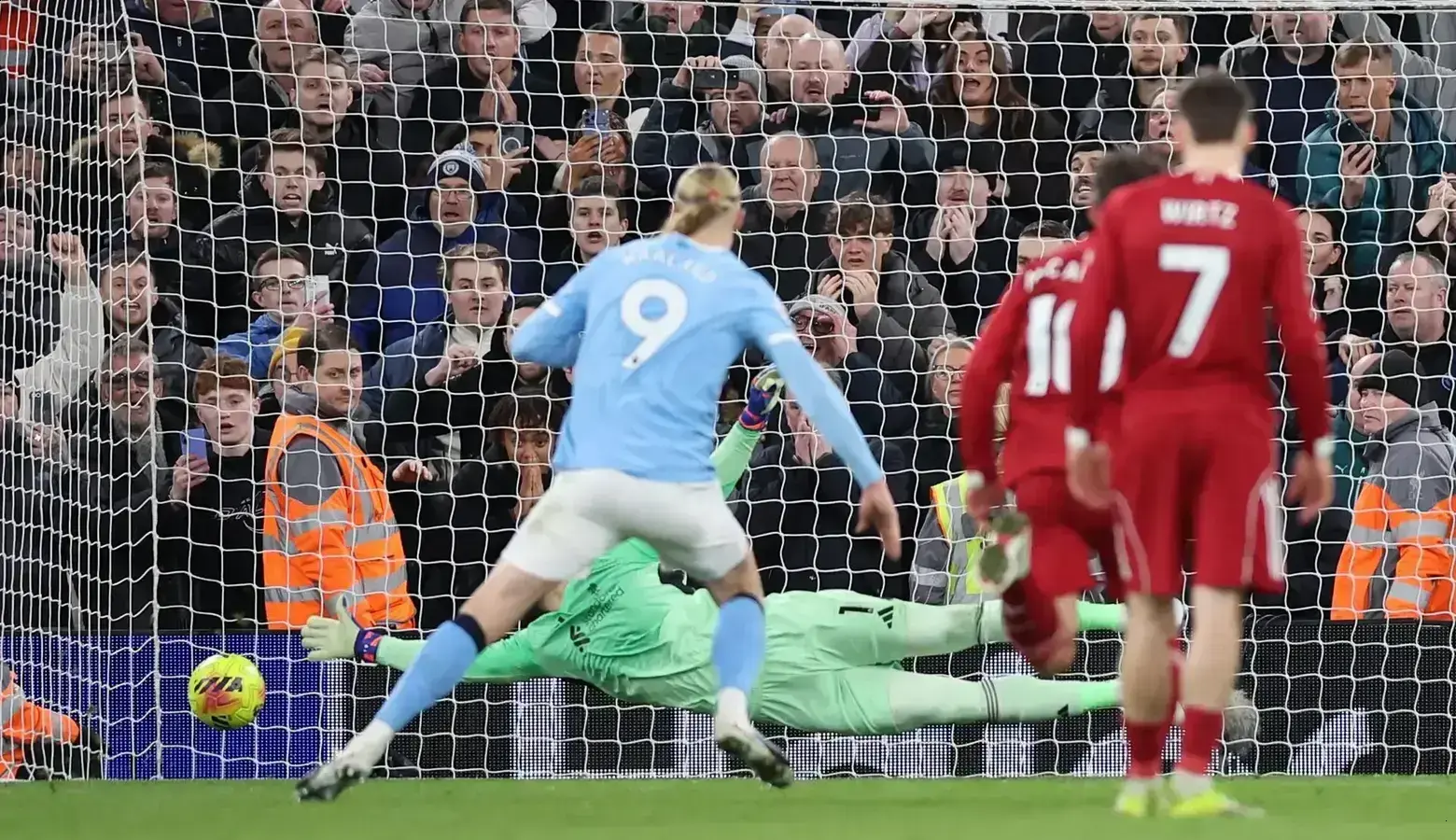 City vira nos acréscimos em Anfield e mantém perseguição ao Arsenal