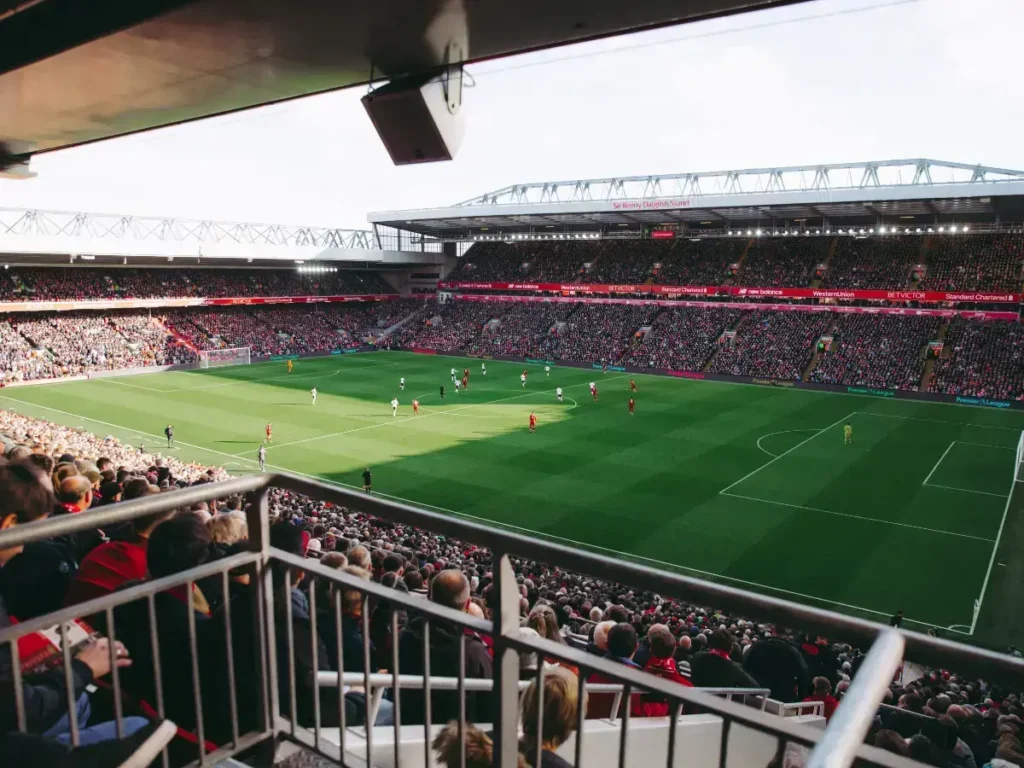 Clássicos e confrontos decisivos dominam o futebol neste sábado