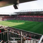 Clássicos e confrontos decisivos dominam o futebol neste sábado