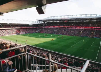 Clássicos e confrontos decisivos dominam o futebol neste sábado