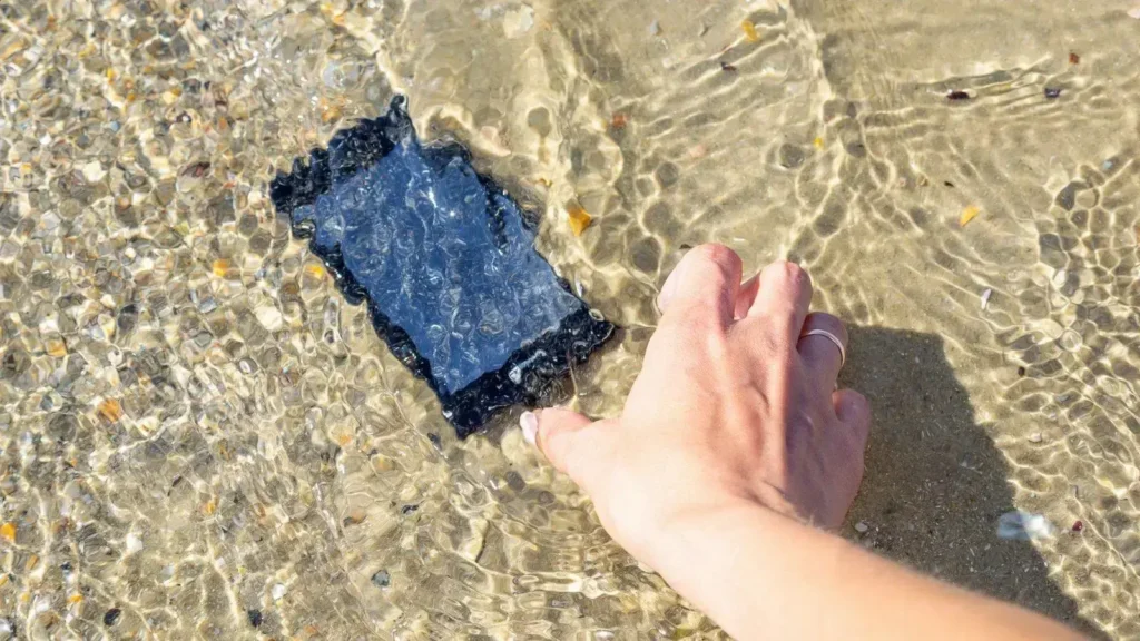 Como agir rápido quando o celular cai na água: dicas práticas
