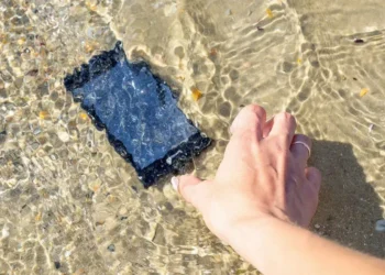 Como agir rápido quando o celular cai na água: dicas práticas