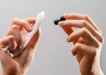 Como limpar fones de ouvido: dicas essenciais para manter a higiene