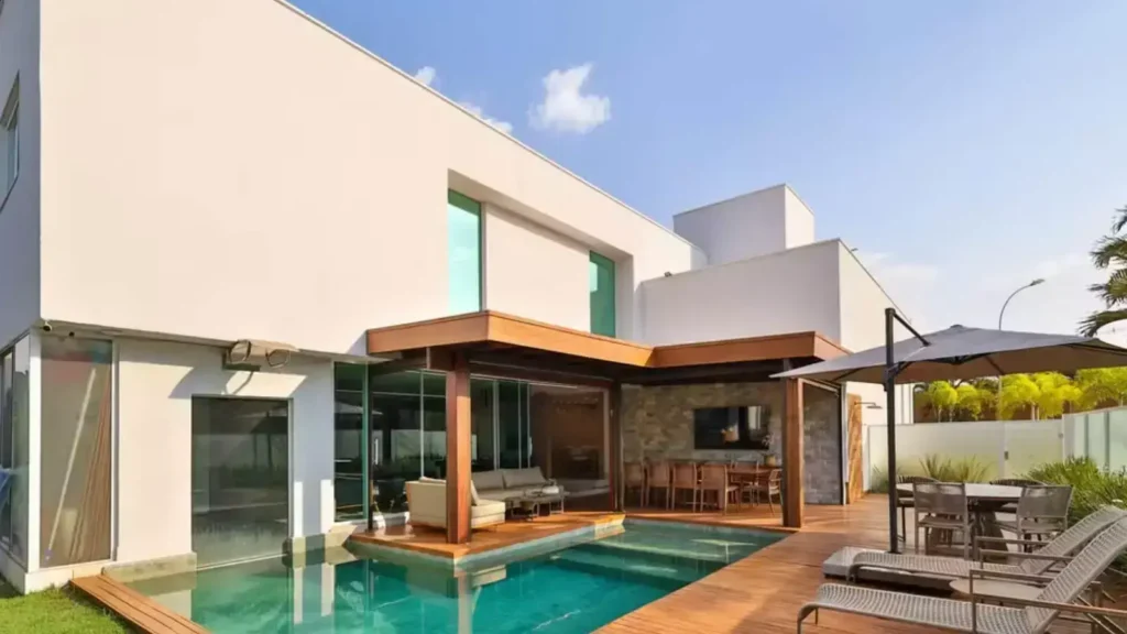 Conheça a luxuosa mansão de Naiara Azevedo em Goiânia