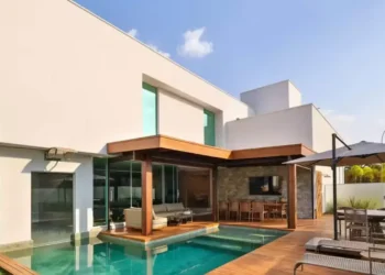 Conheça a luxuosa mansão de Naiara Azevedo em Goiânia