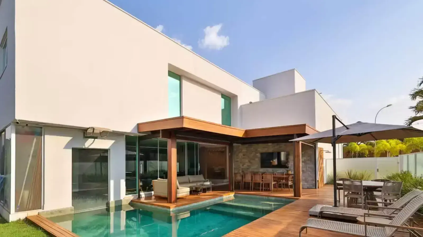 Conheça a luxuosa mansão de Naiara Azevedo em Goiânia