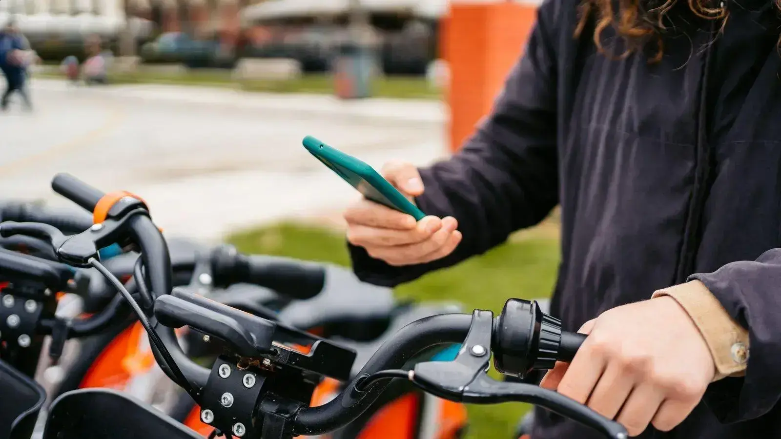 Crescimento da eletromobilidade: O futuro das bicicletas e scooters elétricas