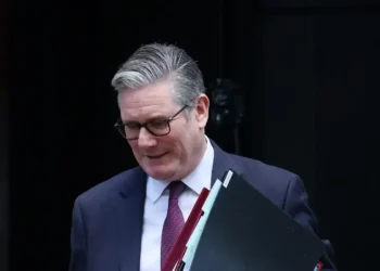Crise Epstein: pressão por renúncia faz governo de Keir Starmer tremer