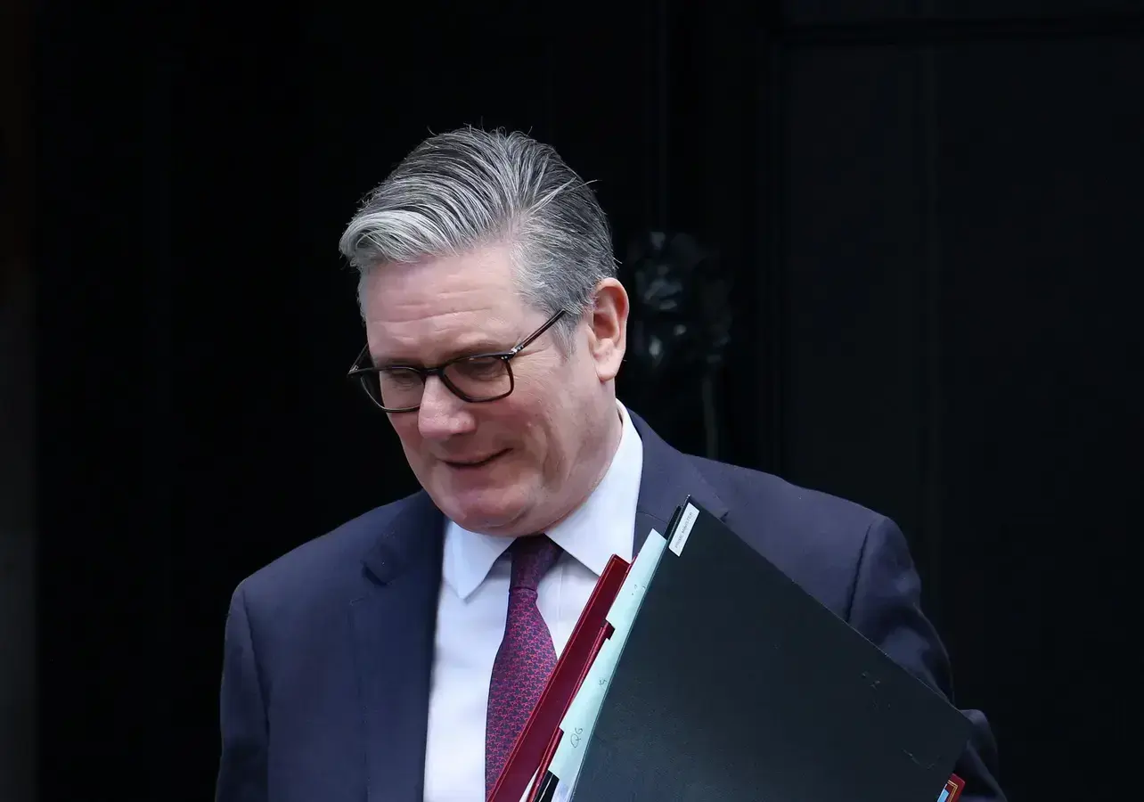 Crise Epstein: pressão por renúncia faz governo de Keir Starmer tremer