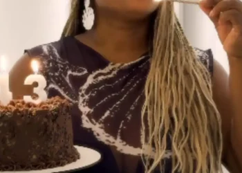 Daiane dos Santos celebra 43 anos com vídeo, bolo e look estrelado