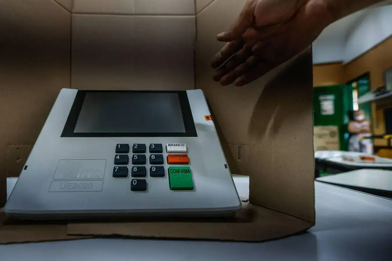 Desconfiança nas urnas eletrônicas: um dilema democrático no Brasil