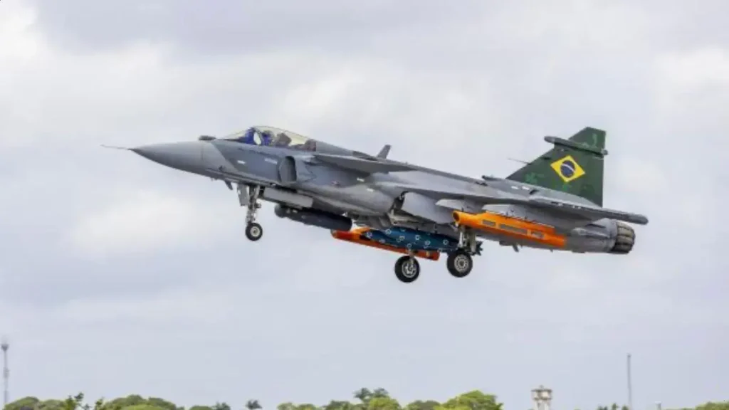 FAB testa separação de bombas e dispara Mk84 com F-39 Gripen