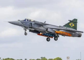 FAB testa separação de bombas e dispara Mk84 com F-39 Gripen