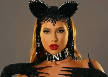 Famosas resgatam a coleira icônica de Luma de Oliveira em looks e homenagens