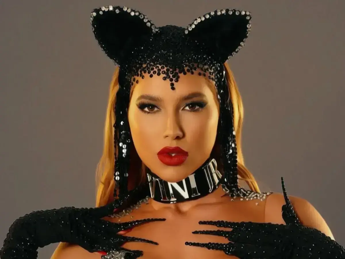 Famosas resgatam a coleira icônica de Luma de Oliveira em looks e homenagens