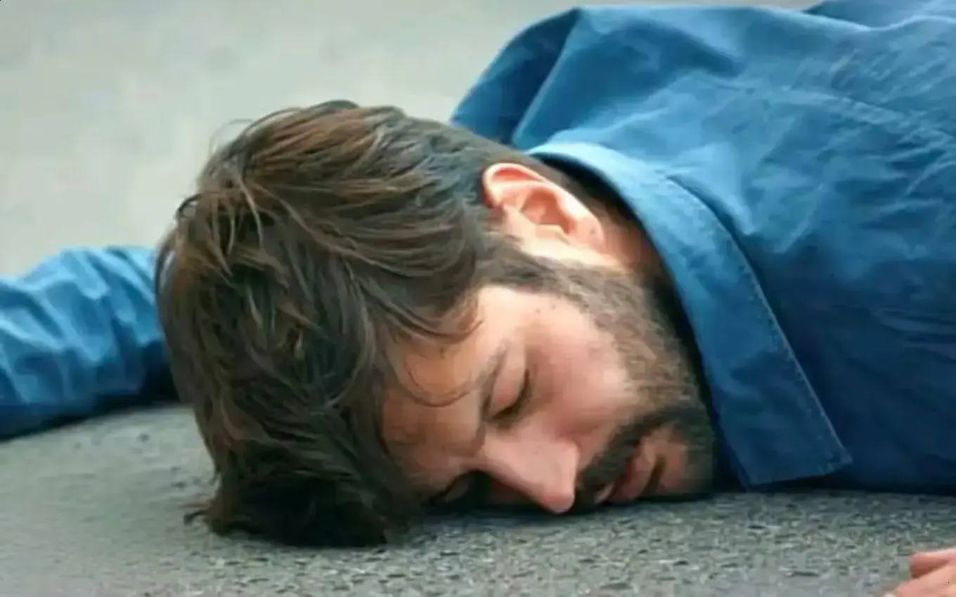 Final de Mãe: Sinan se sacrifica por Zeynep e morre como herói
