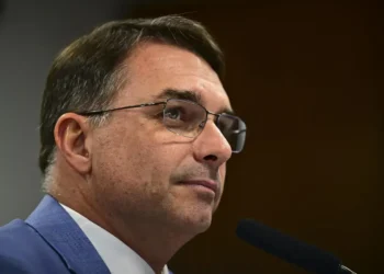 Flávio Bolsonaro aposta em discurso duro e propõe endurecer leis