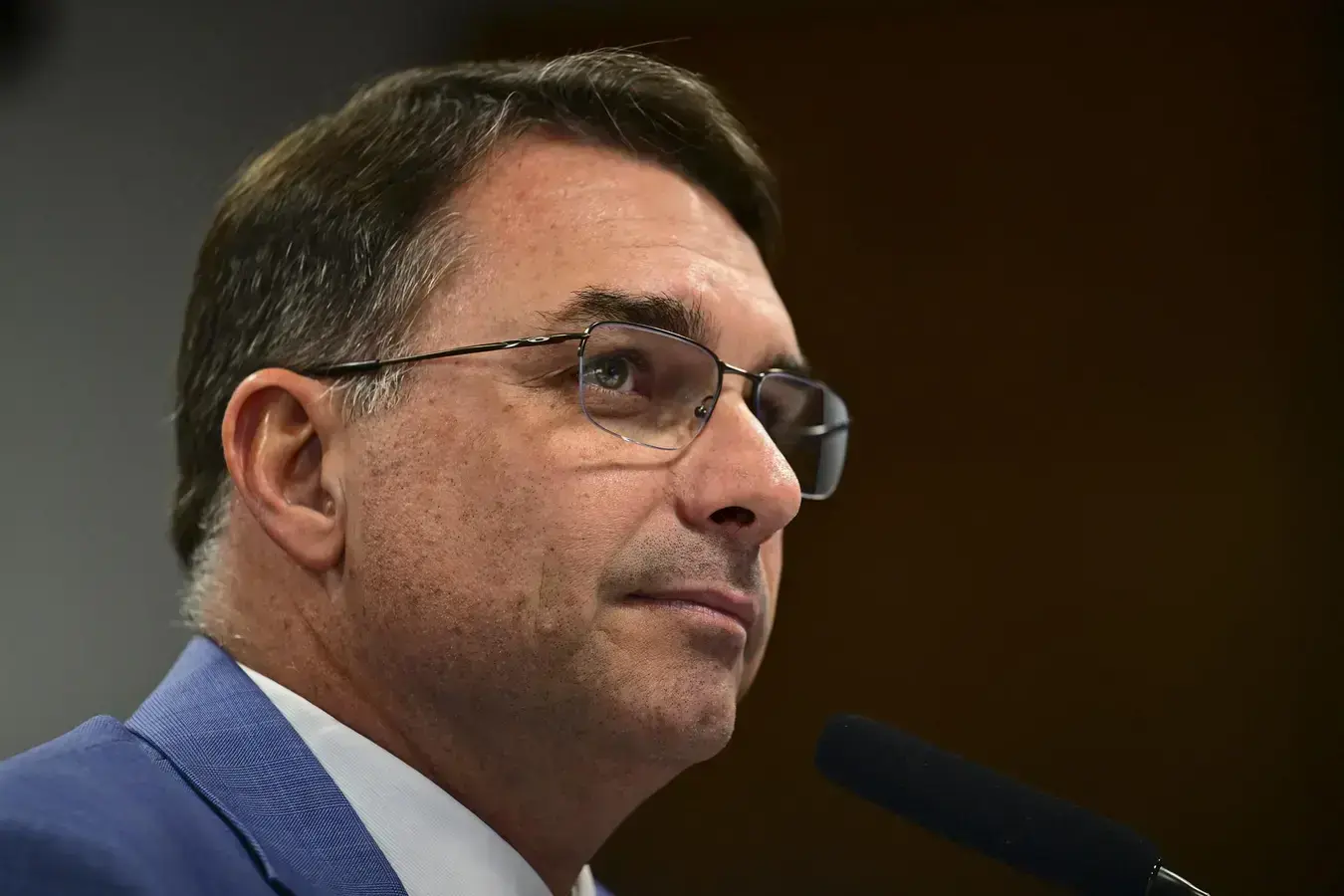 Flávio Bolsonaro aposta em discurso duro e propõe endurecer leis