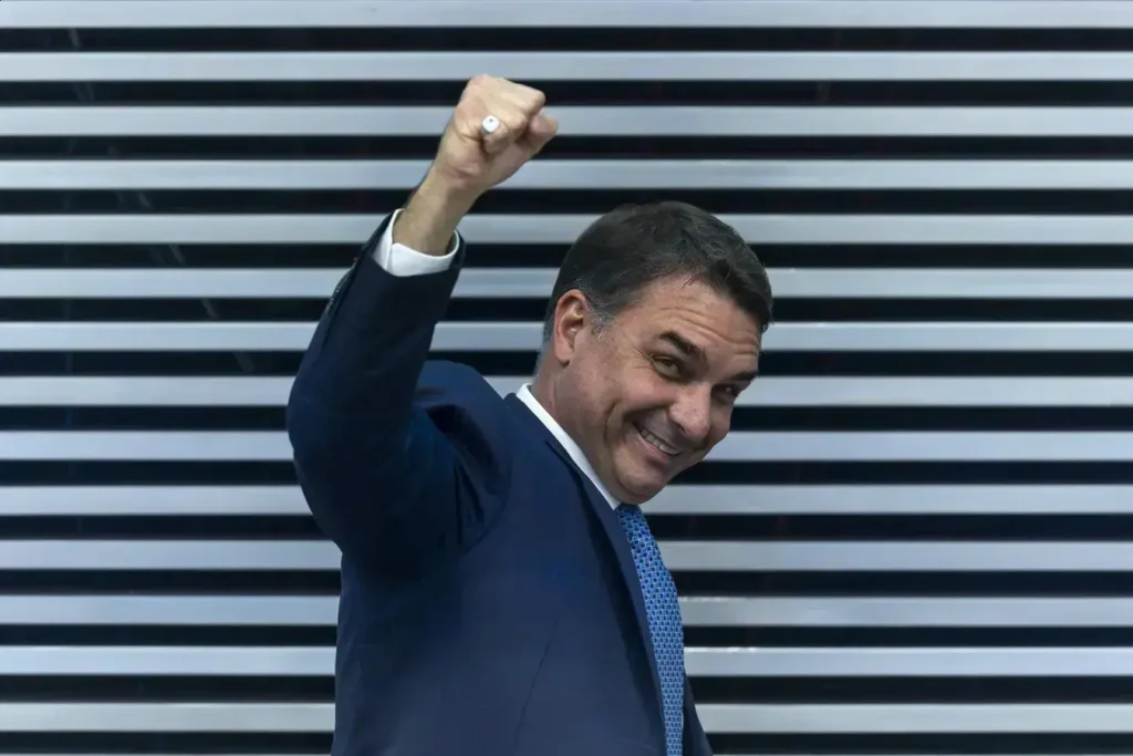 Flávio Bolsonaro e o futuro da democracia no Brasil: uma análise crítica