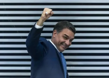 Flávio Bolsonaro e o futuro da democracia no Brasil: uma análise crítica