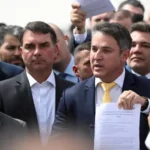 Flávio Bolsonaro se destaca em evento de apoio a Luciano Zucco no RS