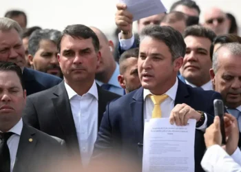 Flávio Bolsonaro se destaca em evento de apoio a Luciano Zucco no RS