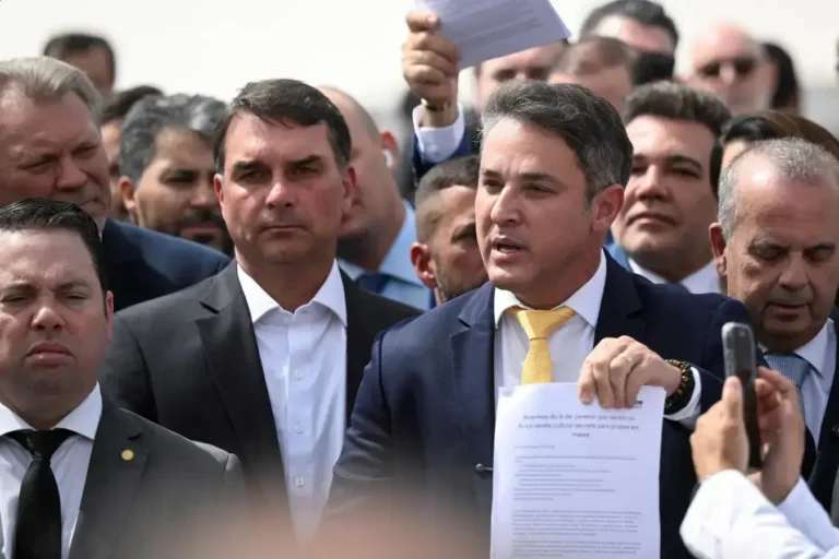 Flávio Bolsonaro se destaca em evento de apoio a Luciano Zucco no RS